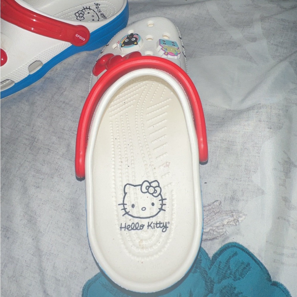 Hello Kitty Crocs - Picture 3 of 5